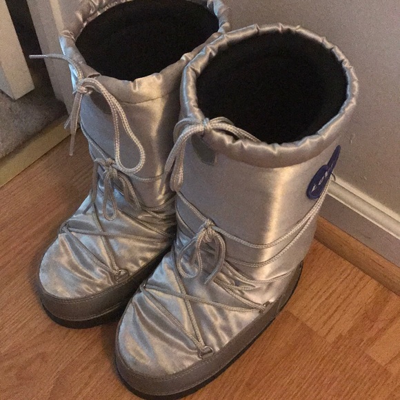 Moschino Shoes - Love moschino moon boots size 7. Very comfortable.